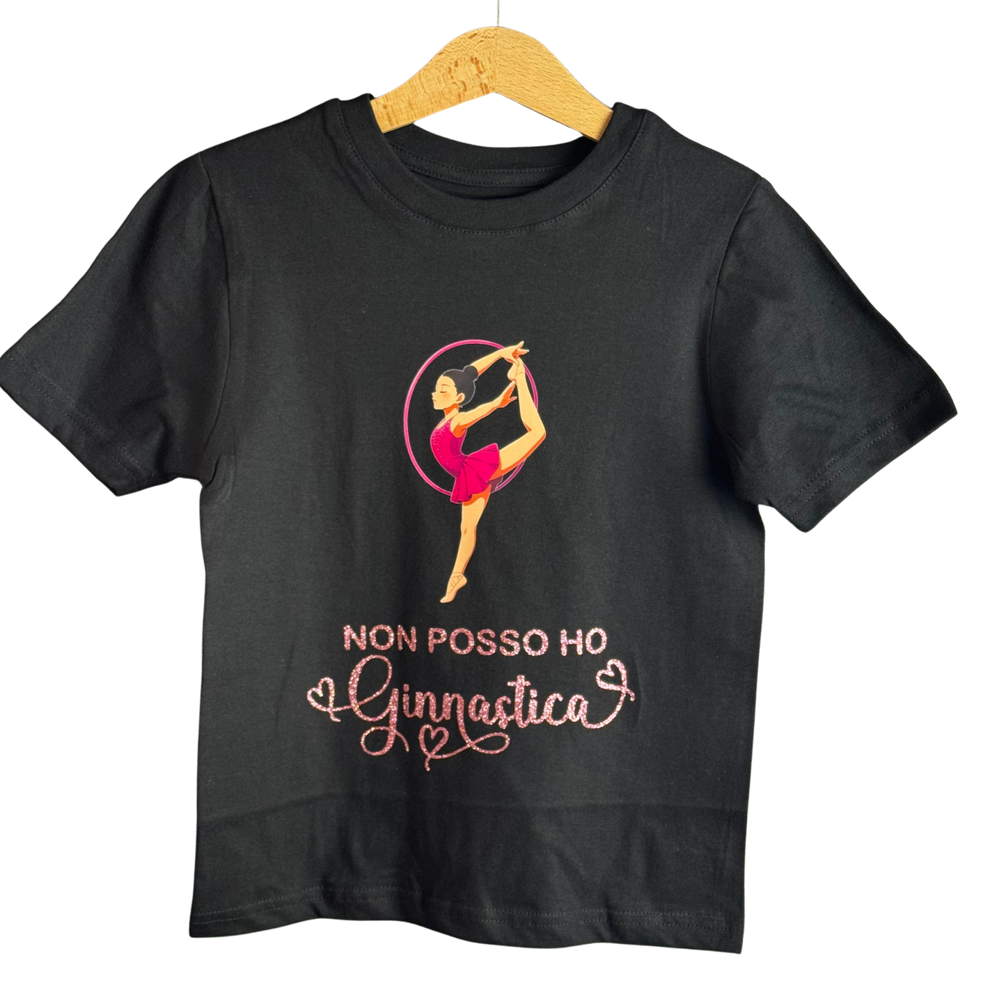 T-shirt “Non posso, ho ginnastica” – Manga ginnasta con cerchio