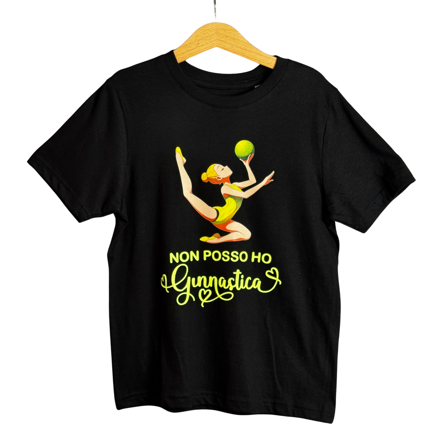 T-shirt “Non posso, ho ginnastica” – Manga ginnasta con la palla Gialla