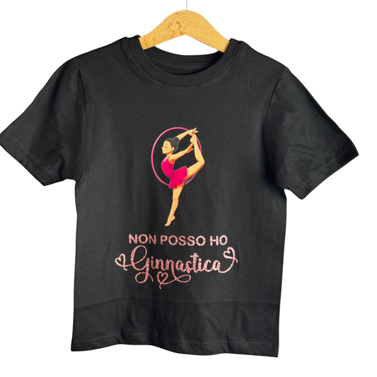 T-shirt “Non posso, ho ginnastica” – Manga ginnasta con cerchio